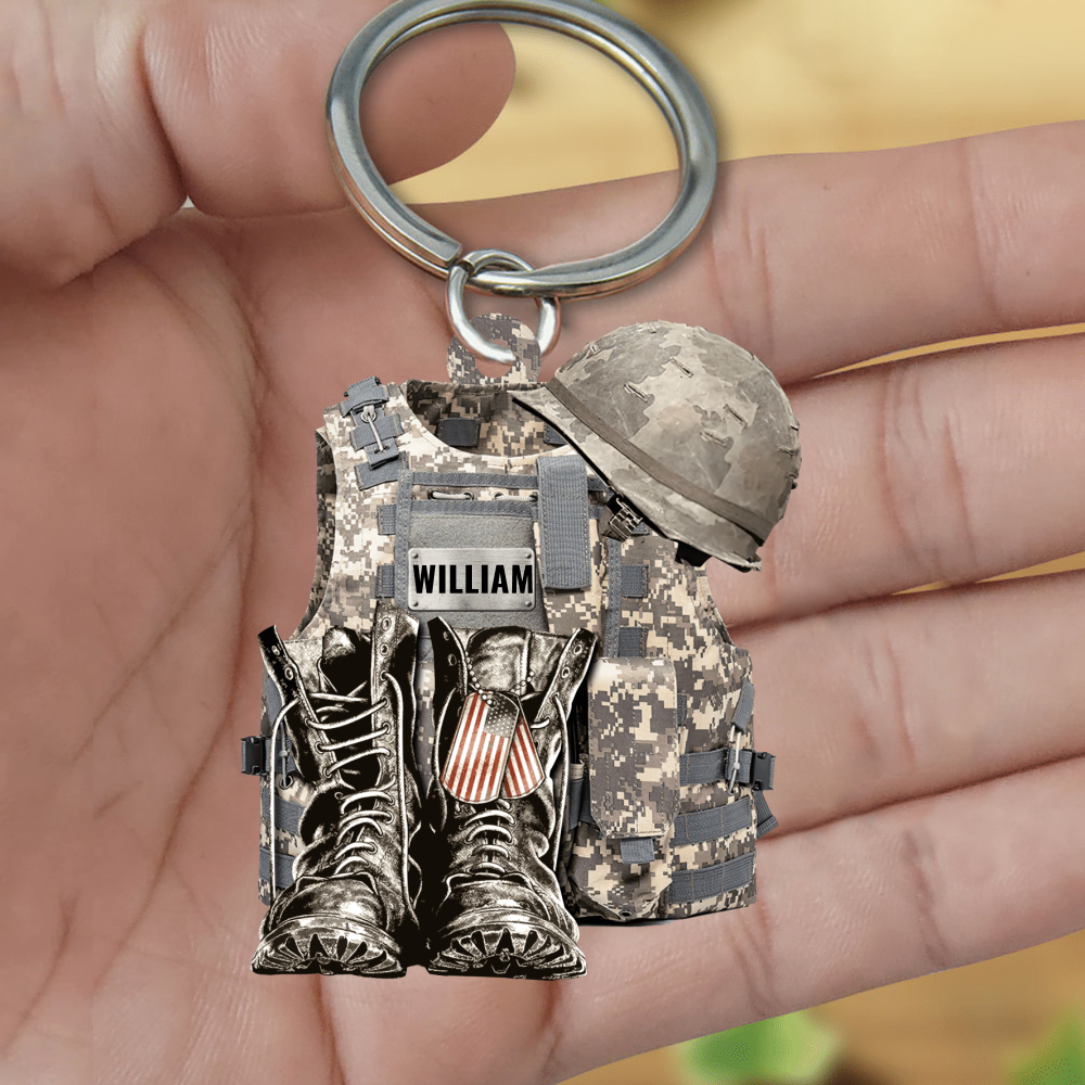 Personalized Military Uniform Gift Keychain for Soldiers & Veterans - Army Boots & Beret Design with Custom Name